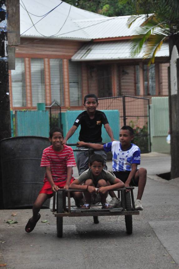Locomovendo-se em Utila, ilha no litoral norte de Honduras